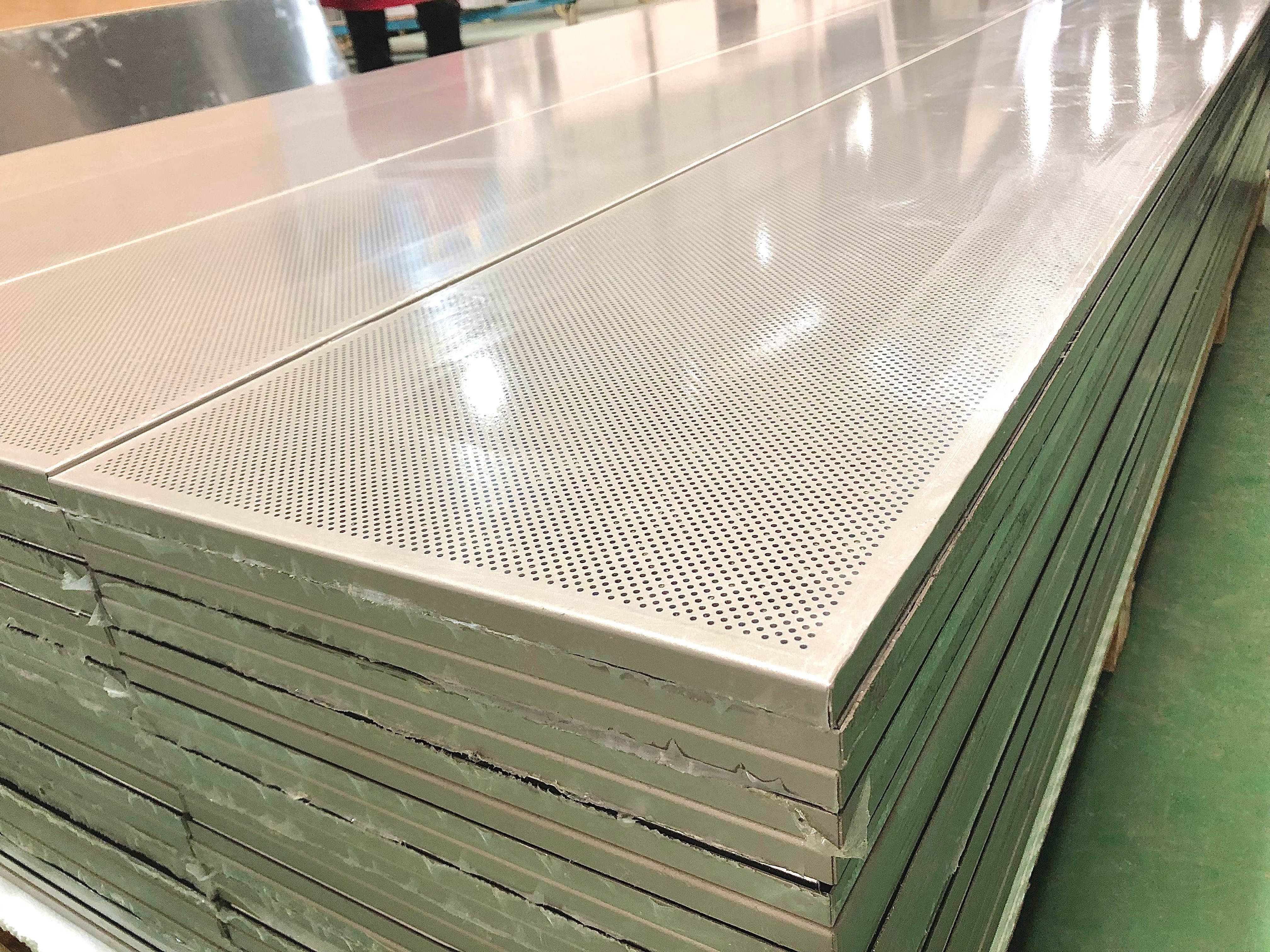 13.5mm淺灰色沖孔鋁蜂窩板